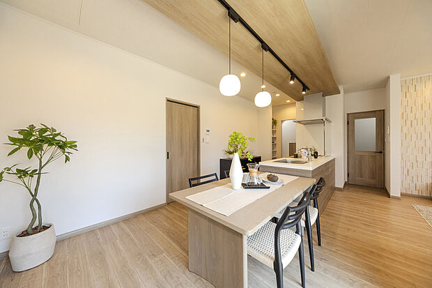 【【ダイニング/当社施工例】】ライティングレールやポップアップ天井など、洗練された印象のキッチンスペース。ダイニングと横並びで一体感を演出しつつ、無駄のない動線でお料理の配膳やお片付けもスムーズです。