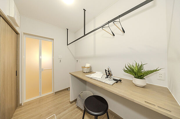 【【ランドリー/当社施工例】】洗面室とセパレートすることができ、スタイリッシュな室内物干しバーやカウンターを備えランドリー機能をプラス。洗濯物を洗う→干す→アイロン掛けが完結します。