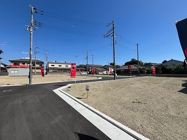 【【現地土地写真】】住人以外の車の通り抜けが少ないため、小さなお子様のいるご家族も安心して暮らすことができます。教育施設や買い物施設が身近にある暮らしやすい住環境です。/現地土地(2024年5月)撮影