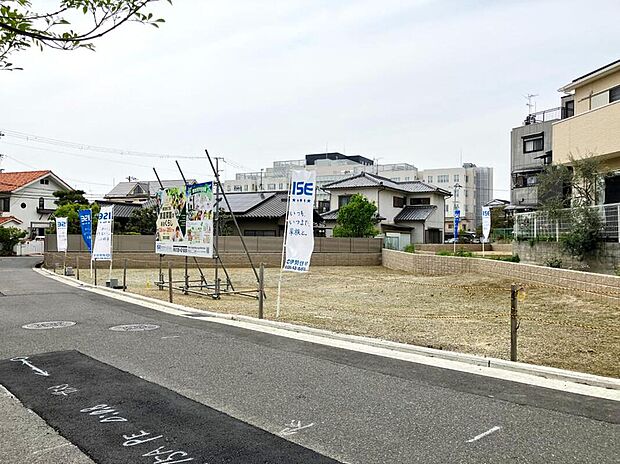 【【前面道路含む現地写真】】幅員約4.3mの南東道路に面しています。アスファルト舗装された凹凸の少ない道路で、自転車やベビーカーを押しての移動もスムーズです。