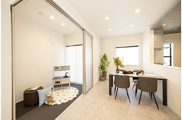 【【2号地モデルハウス】】隣接するタタミーコーナーはお子様のプレイスペースにも◎キッチンから目が届きやすい配置で、様子を見守りながら家事が進められます。
