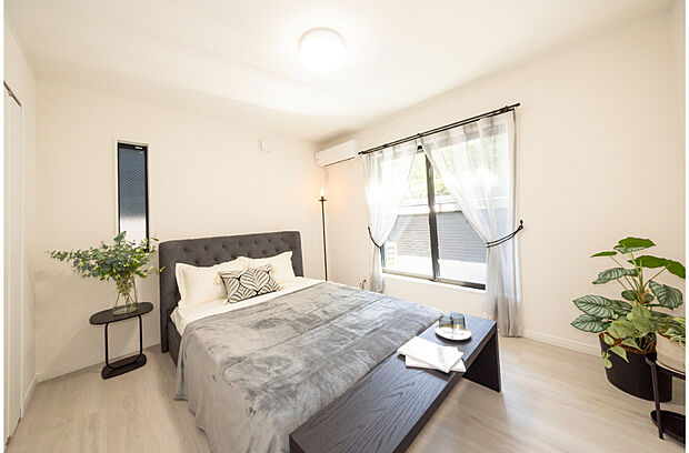 【【2号地モデルハウス】】バルコニーサイドで明るい主寝室は約7帖のゆとりある空間に。廊下と繋がる2WAY仕様のウォークスルークローゼット付きで、居住空間を広く使えます。