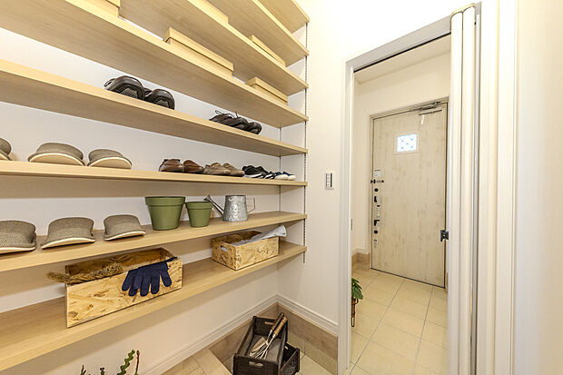 【【シューズクローク/当社施工例】】玄関にシューズクロークを設けました。隣接するファミリークローゼット→洗面室まで通り抜けられる動線です。