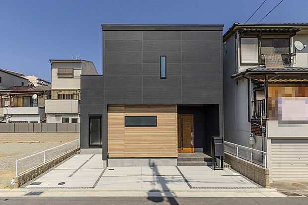 【【6号地モデルハウス】】ダークカラーに明るい木目がアクセントを添えるモダンスタイルの佇まい。家事ラク動線、お子様の外遊びやガーデニングも楽しめる広々バルコニーなど、ご家族の暮らしを彩るこだわりが随所に。