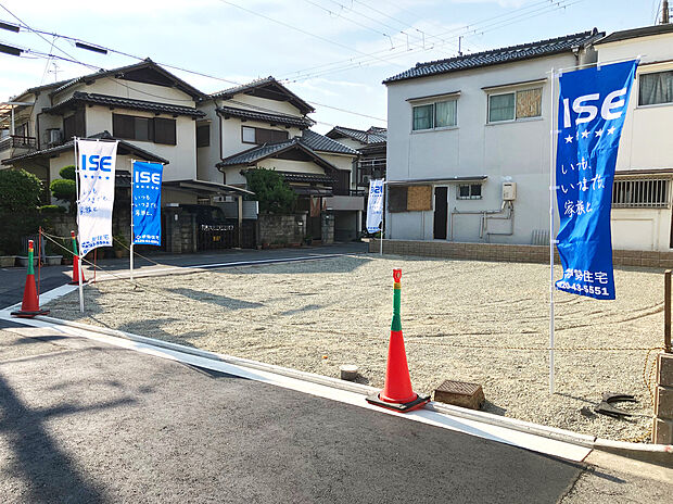 【【前面道路含む現地写真】】南側と西側のそれぞれが道路に面し、採光・通風を確保しやすい環境です。間口が広く、幅広いプランが叶います。