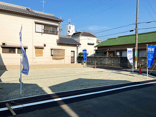 【【前面道路含む現地写真】】第一種住居地域内に立地し、周囲は穏やかな住宅街です。教育施設や公園も近隣に揃い、のびのびと子育てができます。