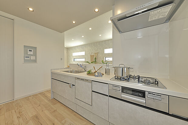 【【キッチン/当社施工例】】質感のあるデザインのシステムキッチンを採用しました。ダウンライトとアクセントクロスをあしらったポップアップ天井が、空間をより広く見せてくれます。