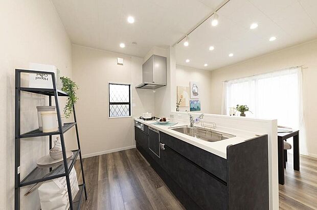 【【キッチン(22号地モデルハウス)】 】質感のあるブラックのシステムキッチンがスタイリッシュな印象。カップボードや冷蔵庫を置いてもゆったりと作業ができるゆとりを確保しています。