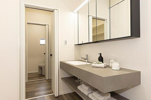 【【洗面室(22号地モデルハウス)】 】ファミリークローゼットに隣接した洗面室が、家事ラク動線を実現。奥にはおこもり感のあるスタディールームを配置しています。