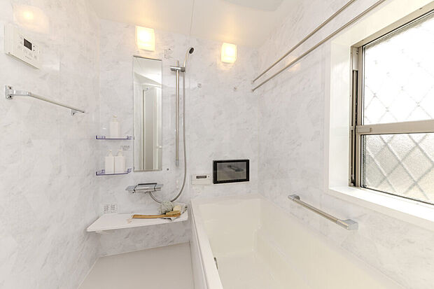 【【浴室/当社施工例】】浴室には、地上デジタルハイビジョン液晶防水テレビや、エステなどが楽しめるミストサウナを装備しました。浴室暖房乾燥機は、曇りや雨天の際に洗濯物を乾かすのに便利。