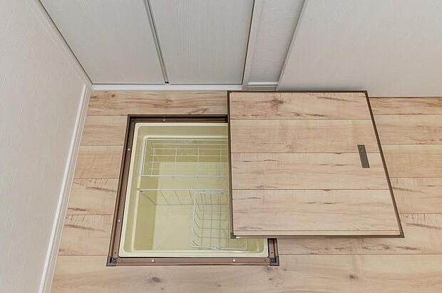 【【床下収納】】キッチン床下をうまく活かして収納場所を増やすことができます。災害時の非常食などの保管にも便利です。