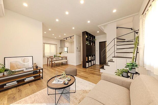 【【LDK/当社施工例】】開放感をもたらし、意匠性を高めるスケルトン階段を採用。階段下に収納を用意し、機能性も◎ご家族が自然に顔を合わることが可能なオープンフロアです。