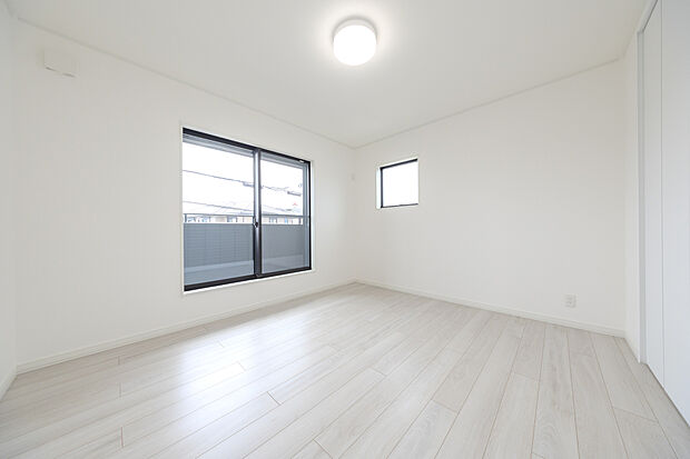 【【洋室/11号地】】バルコニーに面した洋室は、ベッドを置いてもゆとりがある7帖の広さ。主寝室としてもおススメです。床暖房により足元から空間全体が暖まり、寒い季節も快適にお過ごしいただけます。