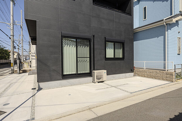 【【外観(1号地)】】ダークカラーで統一され、存在感を感じられる佇まいです。敷地と前面道路は高低差がなくフラット。コーナー状の駐車スペースは見通しが良く、お車の入出庫がしやすい点もポイントです。