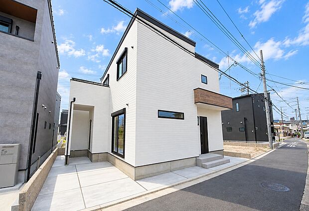 【【外観(22号地)】】2026年9月完成、即入居可!LDKはご家族とコミュニケーションがとりやすい対面キッチン×リビング階段仕様。全居室をはじめ収納充実!すっきり暮らせる住まいです。/2026年9月撮影