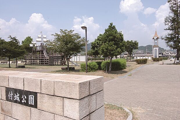 【公園が点在】付城公園をはじめ、水族館などがある手柄山平和公園などが身近。自然や四季を感じたり、スポーツを楽しんだり、健やかな暮らしが叶います。姫路バイパスが近く、休日は車で遠出等もしやすい立地です。