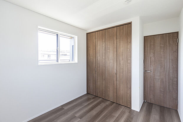 【【2階約5.3帖洋室/C号地】】お子様の一人部屋などにも利用しやすい広さの洋室です。2階3洋室はすべて2面採光！CL付きで収納家具が少なく済み、お片付け習慣が自然と身につきそうです。