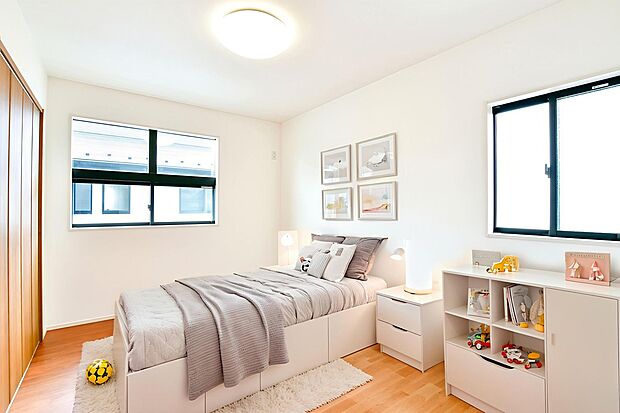 南向きの明るいお部屋はお子様部屋にピッタリ。陽射しをたっぷり取り入れ、気持ちよく生活リズムが身に付きそう♪(1号棟※建物は現物となります。生活イメージの喚起のために家具を合成しております。)