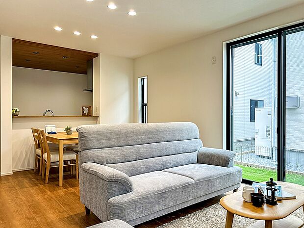 LDKには、折下天井とアクセントクロスを採用。高低差のある天井により、ゾーン毎の空間の表情を豊かに表現。空間デザインを引き立てるこだわりのプランニングです。(1号棟)