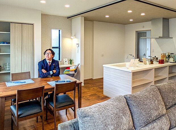 暮らしやすさを考えてゾーン分けを施したLDKは、使いやすく、ゆったりとくつろげる空間になりました。（2号棟）