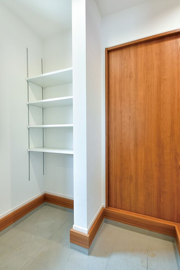 【玄関】アウトドアグッズなども収納できる大容量シューズクロークから、パントリー、キッチンへ通り抜けが自在に。(1号棟)