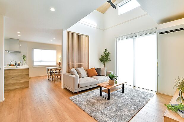 【リビング】吹抜け×勾配天井を採用した開放感あふれる平屋の住まい。（1号棟）