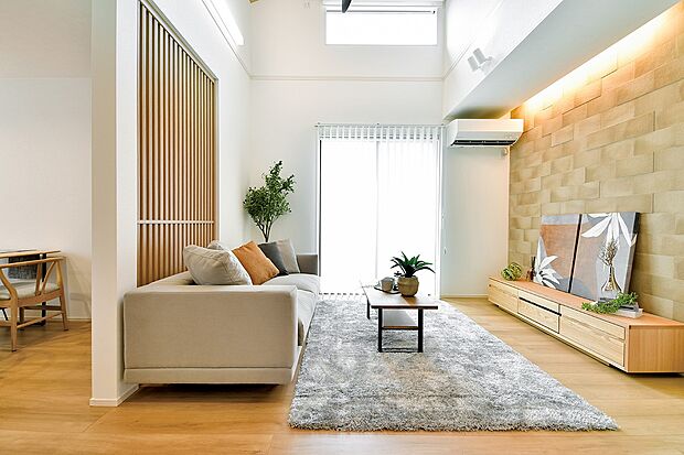 【リビング】リビングには存在感のあるアクセントウォールを設置。家族団らんのくつろぎ空間をモダンに演出しました。（1号棟）