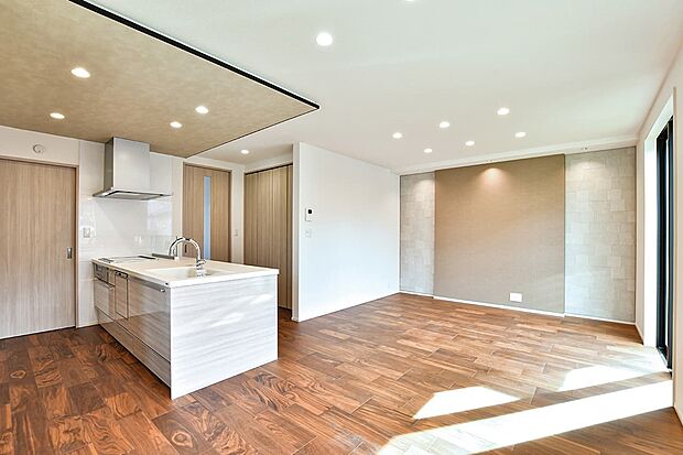 【リビング】リビングには存在感のあるアクセントウォールを設置。家族団らんのくつろぎ空間をモダンに演出しました。（2号棟）