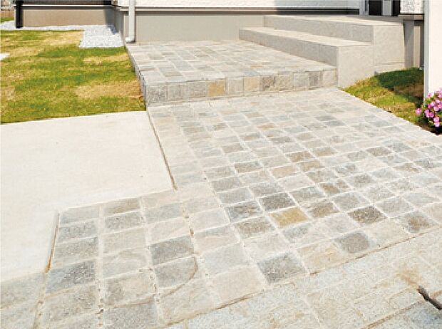 【その他画像】【風格のあるアプローチ】タイルや石など異なる素材を組み合わせることによって、魅力的な表情が生まれ、ご家族やゲストを迎えます。