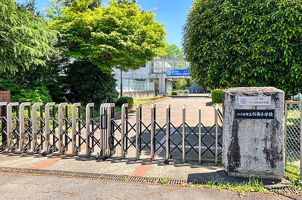 桜南小学校(約1,640m)