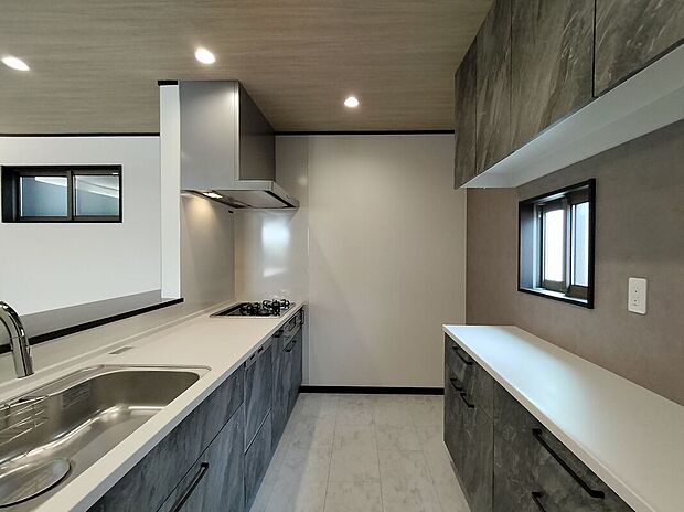 【キッチン(A棟)】機能性が高いシステムキッチン。お手入れやお掃除もラクラク!毎日のお料理が楽しくなります!