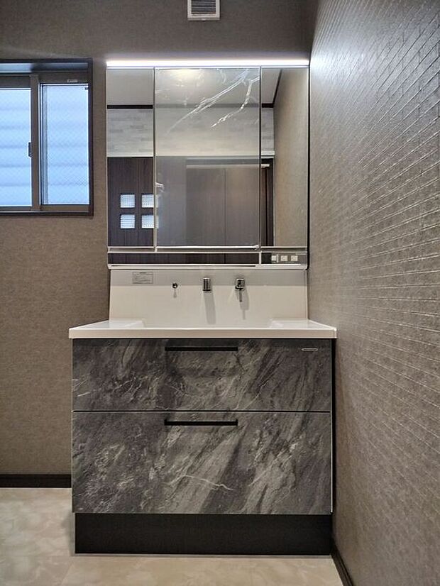 【洗面化粧台(A棟)】手洗いのほかドレスアップやシャンプーもでき、収納力も高い洗面化粧台。水ハネしにくいボウルがカウンター部分と一体になっていることでお手入れやお掃除もラクラク!