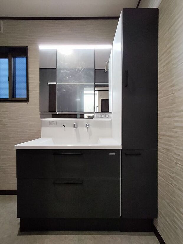 【洗面化粧台】手洗いのほかドレスアップやシャンプーもでき、収納力も高い洗面化粧台。水ハネしにくいボウルがカウンター部分と一体になっていることでお手入れやお掃除もラクラク!