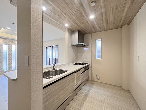 キッチン　対面式キッチンなので、料理しながら家族と楽しくおしゃべりが可能