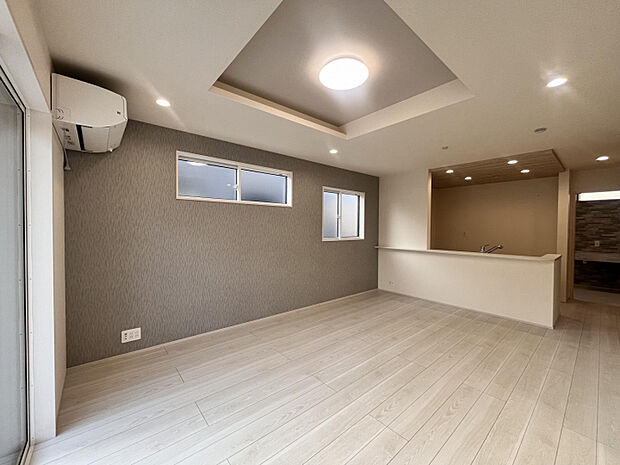 【3号棟】LDK16.0帖　本物件は東京ゼロエミ住宅対象のため、LDKにはエアコン付き♪床暖房も採用！天井には間接照明付きのスタイリッシュな折上天井。