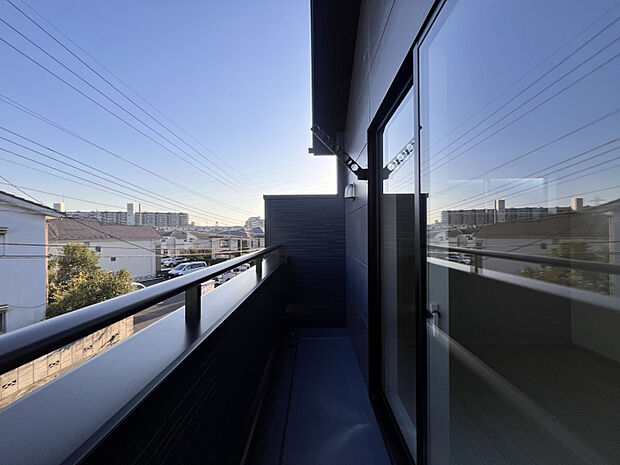 【1号棟】洋室6.75帖バルコニー　洗濯物も布団も、しっかり干せる便利なバルコニー。