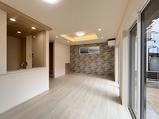 LDK14.75帖（2026年2月26日撮影）　間接照明付きのオシャレな折上天井！天井を高くしてリビングに開放感をプラス。