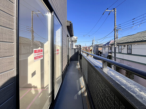 バルコニー（2026年3月8日撮影）　2部屋分のワイドバルコニー！南向きのため、たくさんの洗濯物をからっと干すことができます。