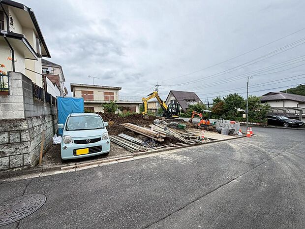 現地写真（7月中旬撮影）　★車庫2台★太陽光発電システム標準搭載★4LDK★広めの洗面室★ウォークインクローゼット（1号棟）★広々バルコニー（2号棟）★