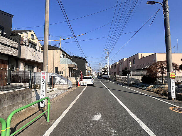 【前面道路】幼稚園徒歩約1分、コンビニ徒歩約2分と閑静な住宅街にありながら充実した周辺環境♪