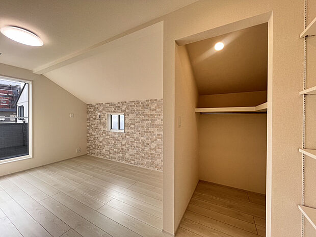 【洋室7.25帖（2026年2月26日撮影）】大きなベッドも置ける「広々7.25帖の主寝室」。WIC＆可動棚付き！アクセントクロスで生活にちょっとした彩もプラス。