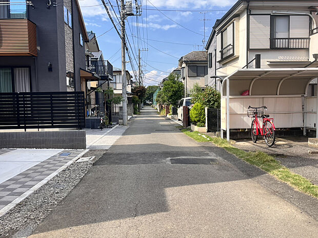 【前面道路（2026年6月中旬撮影）】東道路幅員約4.0m（私道）。私道持分・通行掘削取得済みです。閑静な住宅街のため、車通り少なく、お子様も安心。