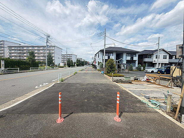 【8/20撮影　造成完了】歩道含む約19.4mの広々とした公道に接した邸宅。開放感のある前面道路が、ゆとりある暮らしを演出します。