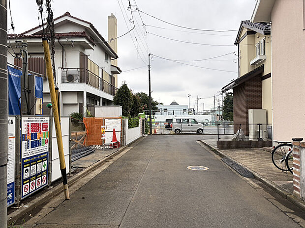 【前面道路含む現地写真（9月中旬撮影）】前面道路は公道約4.5m。大通りから一本入ったところにあるため、車通りも少なくお子様やペットも安心。