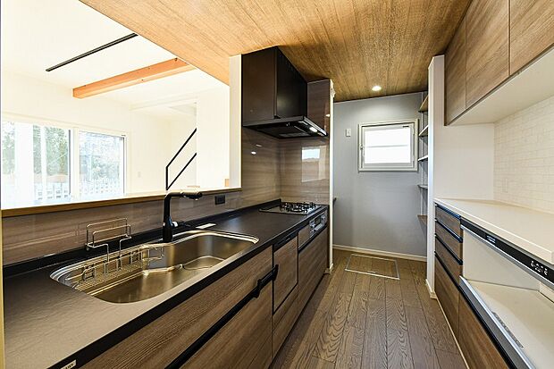 機能性とデザイン性を兼ね備えた使い勝手の良いクリナップ・ステディアキッチン。お手入れも、サッと拭くだけで簡単です。(弊社オプション施工例)※実際とは多少異なる場合があります。