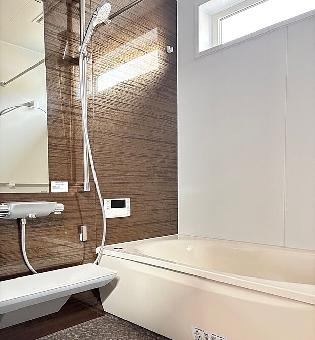 【浴室乾燥機付お風呂＃TOTOsazana】浴室乾燥機付き、ほっカラリ床でお手入れラクラク。TOTO製
雨の日も気にせず洗濯物が浴室内に干せる浴室換気乾燥暖房機を標準装備！
時間も天気も気にせず干せるからとても便利。