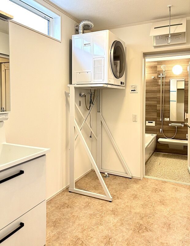 【浴室換気暖房乾燥機付きTOTOサザナ】入浴後の換気や乾燥により、浴室を清潔に保ちます。雨の日は洗濯物の乾燥もでき便利♪（同仕様施工例）