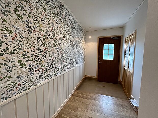 玄関横にはスウェーデン輸入クロスを採用。