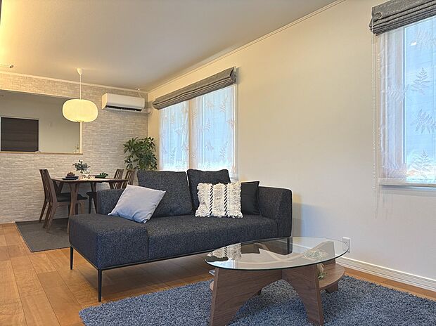 異なった内装デザイン。それぞれに雰囲気に合わせた家具を配置しております。今回は家具付きでの販売となります。