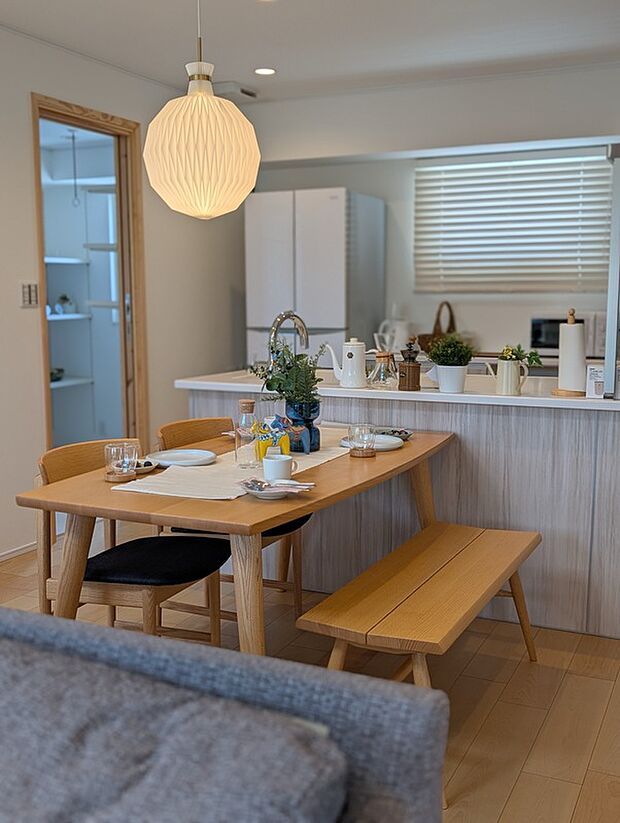 【ダイニング】家族みんなでくつろぐダイニングには北欧照明メーカーの「レ クリント」の照明を取り付けました。丸みが部屋全体に明るさと柔らかな雰囲気をもたらします。